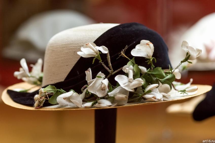 Фото №897471. Шляпа с веткой белой глицинии