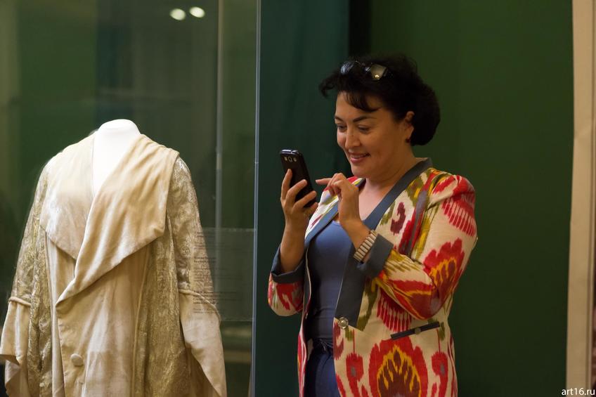 Фото №897499. Рамзия Кашапова возле витрины с ротоной к подвенечному платью