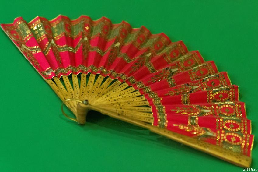 Фото №897531. Веер из ярко-розового шелка