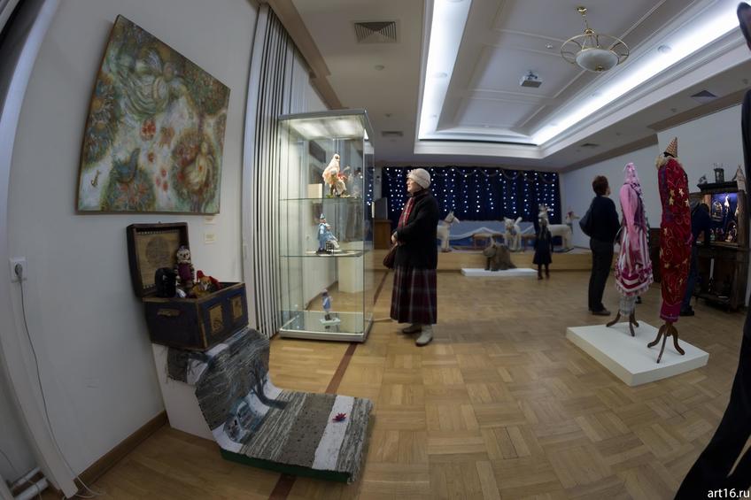 Фото №915024. Фрагмент экспозиции выставки «Новогодние истории нереальных героев»