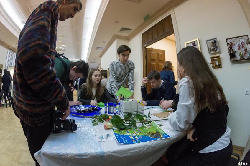 Фото №915474. Творческое занятие на выставке «Новогодние истории нереальных героев»