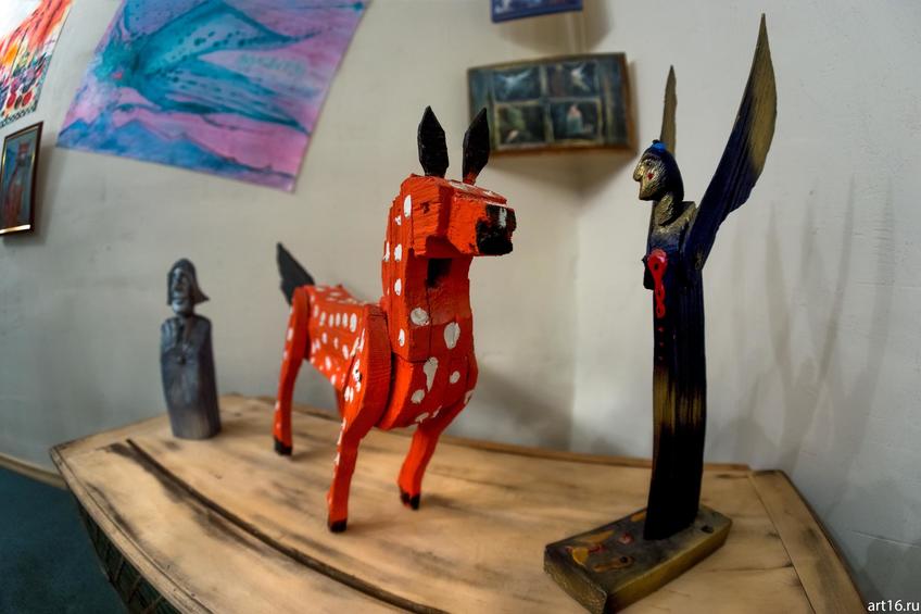 Фото №915612. Арт-объекты. Фрагмент экспозиции выставки А.Бусыгина «Царь художников и все, все, все»