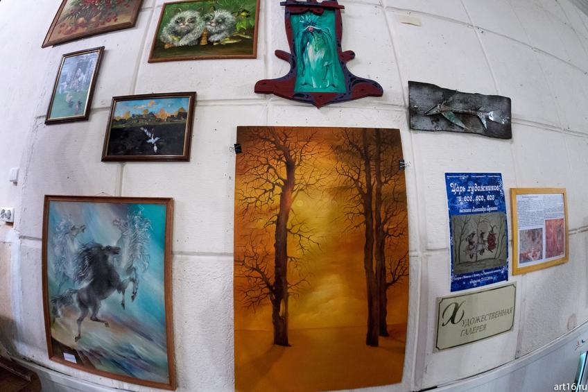 Фото №915622. Фрагмент экспозиции выставки А.Бусыгина «Царь художников и все, все, все»