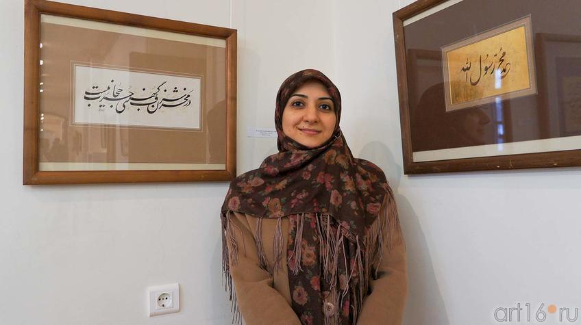 Фото №92146. МАРЬЯМ ХАЯМ НИКУИ  возле своих работ