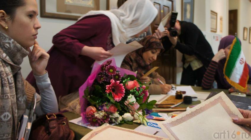 Фото №92201. Каллиграф МАРЬЯМ ХАЯМ НИКУИ за работой