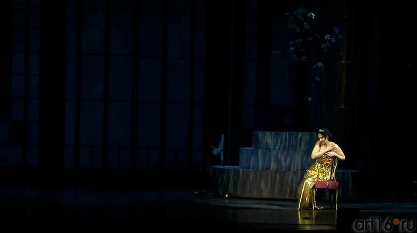 Фото №92841. Действие первое. Поздняя ночь. Гости расходятся, и Виолетта остается одна