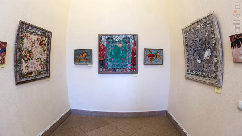 Фото №934903. Фрагмент экспозиции выставки Е. Титовой "Она"