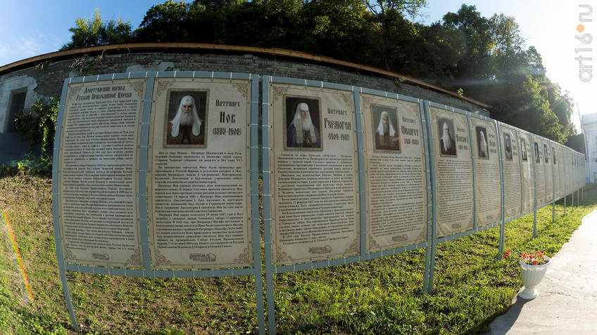 Фото №935582. Стенд: История Православной церкви. Галерея Патриархов, начиная с 1589 года