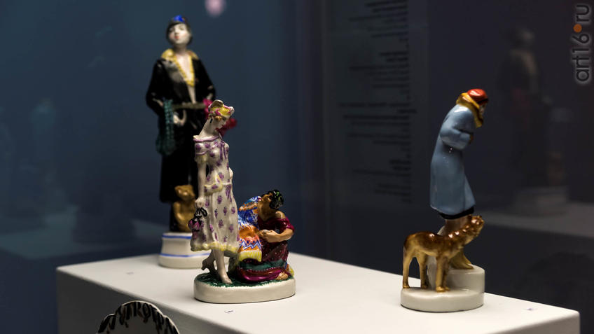 Фото №935799. В центре: скульптурная группа "Гадалка", 1930