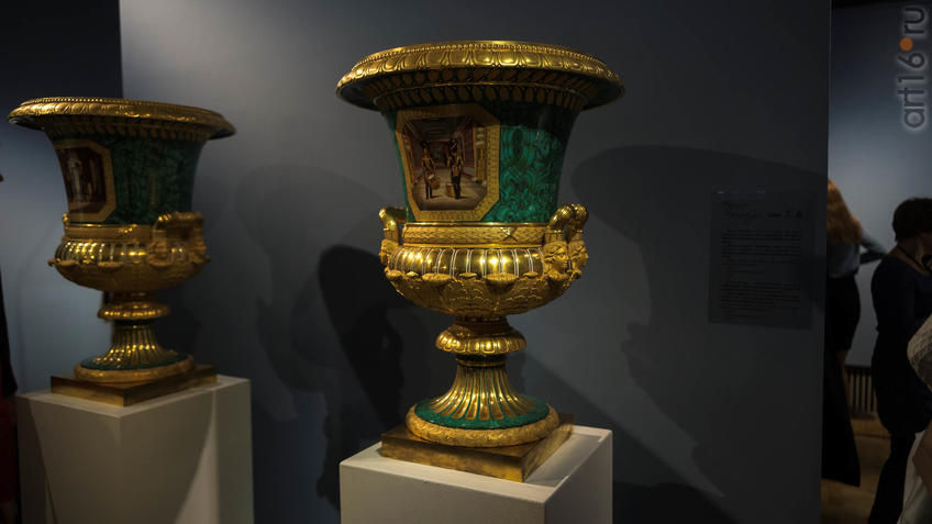 Фото №935824. Ваза-кратер с "малахитовым" фоном и изображением двух барабанщиков Роты дворцовых гренадер ...