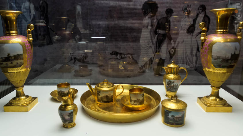 Фото №935834. Предметы чайного сервиза-дежене с видами Павловска/ Вазы парные с видами Петерб.