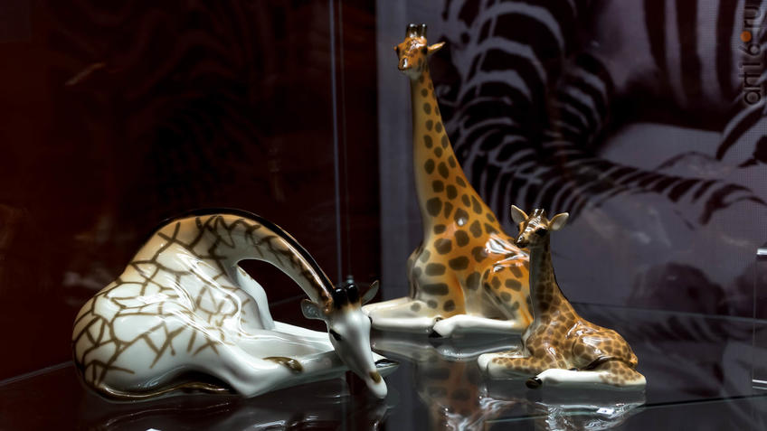 Фото №935934. Скульптурфы: "Жирав с поднятой головой"/"Жираф лежащий"/"Жирафенок"