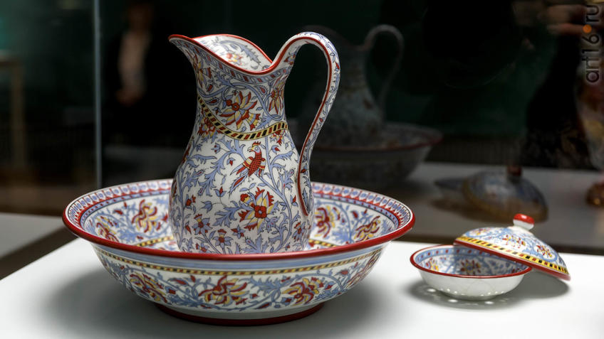 Фото №935974. Кувшин из умывального прибора с изображением цветов и бабочек