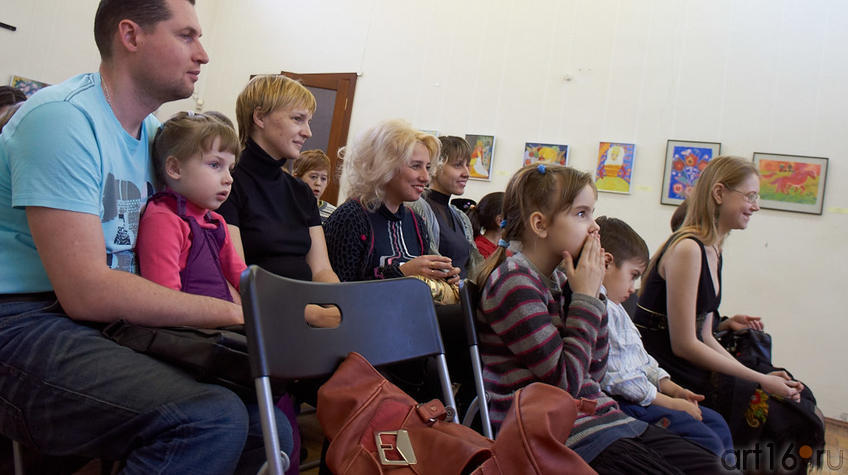 Фото №94716. Участники выставки, родители, преподаватели на открытии выставки