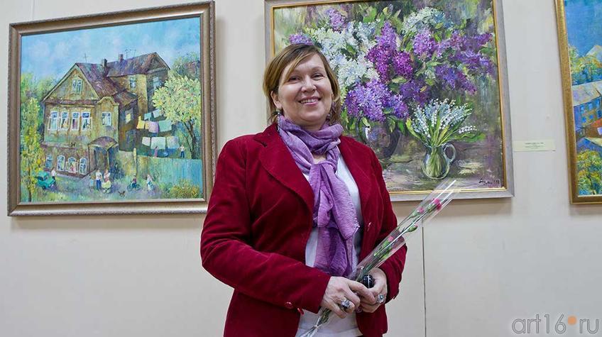 Фото №94881. Алсу Тимергалина на фоне своих картин