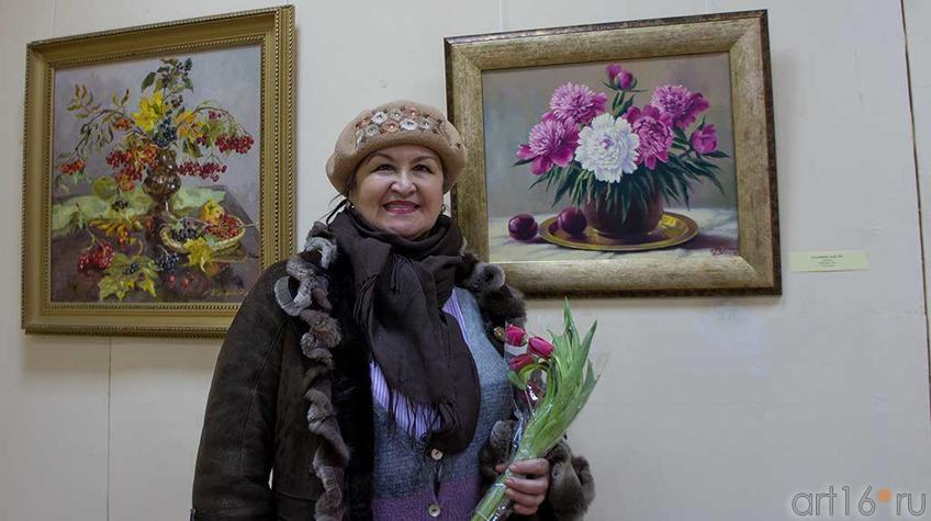 Фото №94957. Фарида Хасьянова у картины "Пионы"