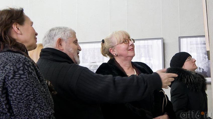 Фото №95201. А. Славутский знакомит с экспозицией выставки «Фотография – любовь моя» сына, И.Славутского