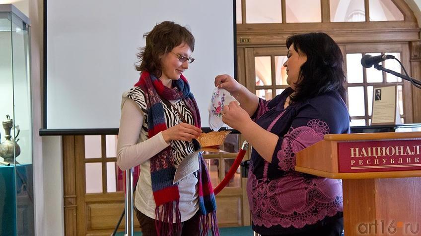 Фото №95369. Вручение Свидетельства и ценных призов. 8 марта 2012 в НМ РТ