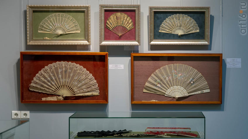 Фото №954366. Фрагмент экспозиции выставки вееров из частной коллекции Ольги Затеевой