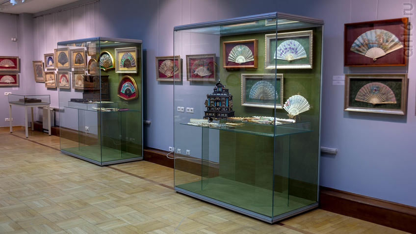 Фото №954396. Фрагмент экспозиции выставки «Веер. Хранитель красоты и тайн…»