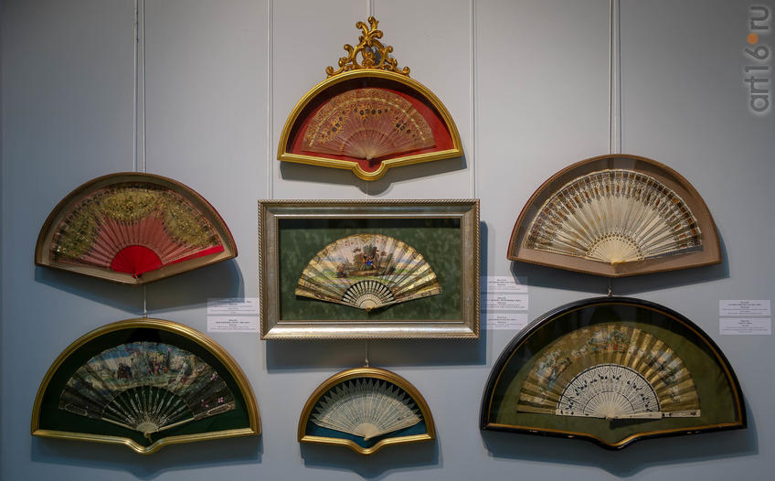 Фото №954406. В центре: Веер plie. Поэт с  музой у источника. 1830-е. Франция/Ниже:  Веер plie.Ажурный из кости. 1820-е. Франция