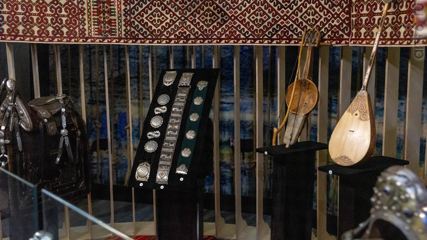 Фото №954467. Кобыз со смычком, домбра