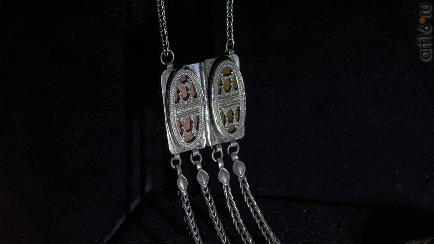 Фото №954617. Ониржиек - нагрудное украшение (фрагмент)