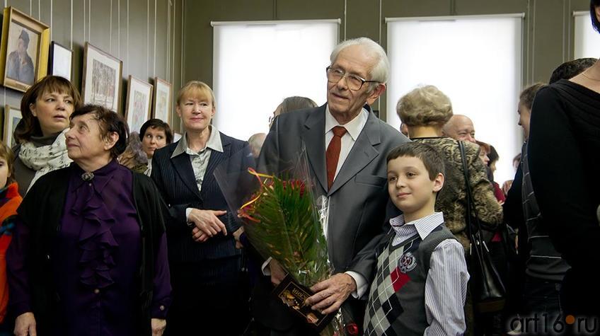 Фото №95945. Андрей Оскарович Визель  с внуком Лёней на открытии выставки " Художественный мир семьи Визелей"