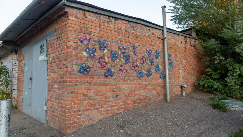 Фото №961589. Частный гараж. украшен работой  Ракель Родриго. Испания