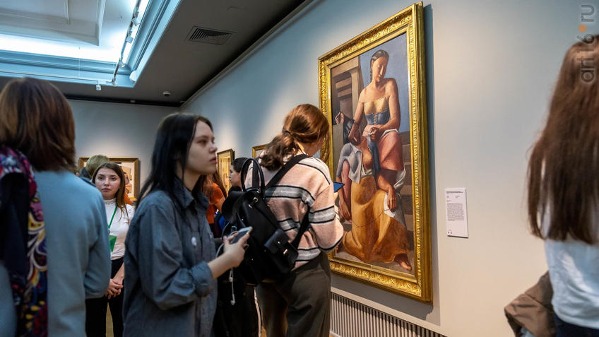 Фото №963494. На выставке возле картины «Швеи», 1925, Массимо Кампильи (1895-1971), Италия