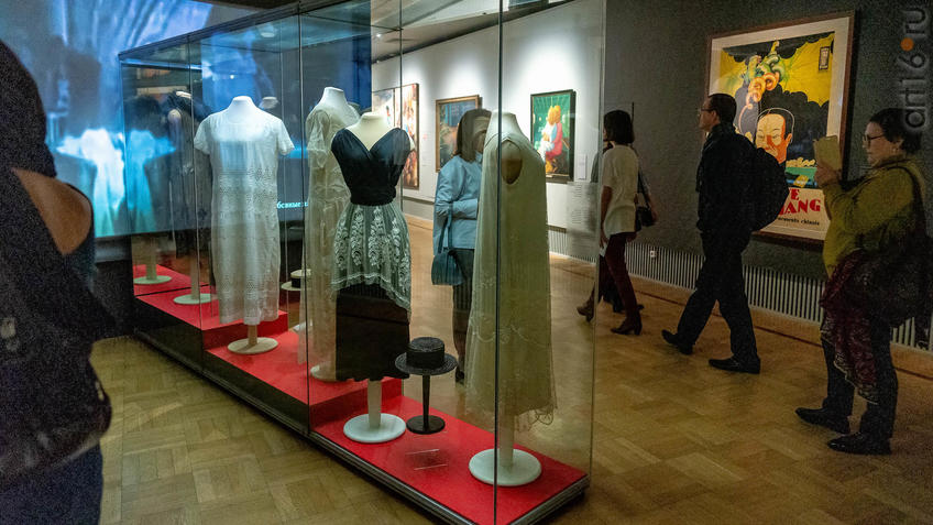 Фото №963628. Мода и стиль. Фрагмент экспозиции. №1 и 2