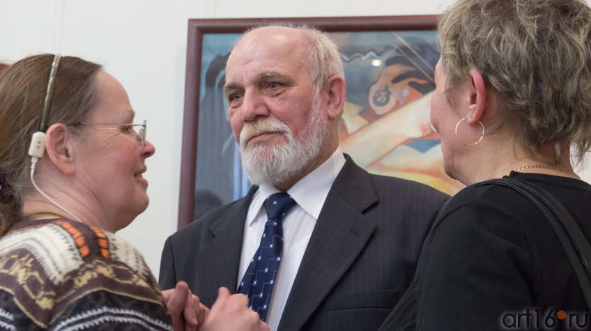 Фото №96523. Виктор Петрович Аршинов принимает поздравление с открытием выставки