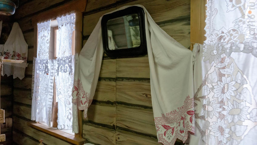 Фото №965464. Зеркало с рушником. Фрагмент экспозиции  "Интерьер крестьянской избы конец XIXв."