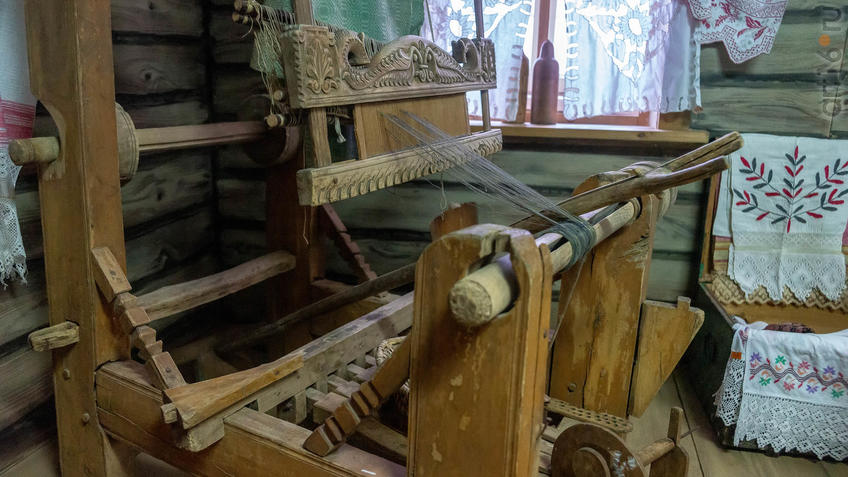 Фото №965469. Ткацкий станок. Фрагмент экспозиции  "Интерьер крестьянской избы конец XIXв."