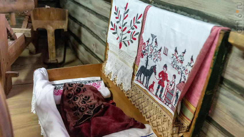 Фото №965479. Сундук, вышитые полотенца. Фрагмент экспозиции  "Интерьер крестьянской избы конец XIXв."