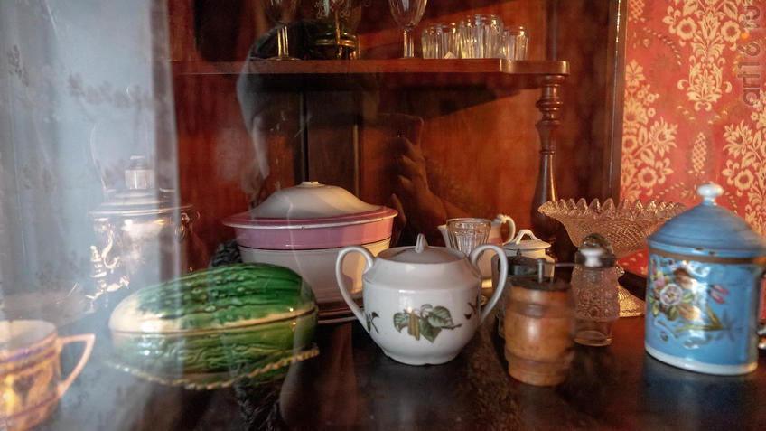 Фото №965539. Посуда из буфета в воссозданной жилой комнате М.А.Ромася