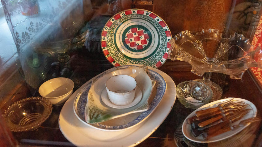 Фото №965544. Посуда из буфета в воссозданной жилой комнате М.А.Ромася