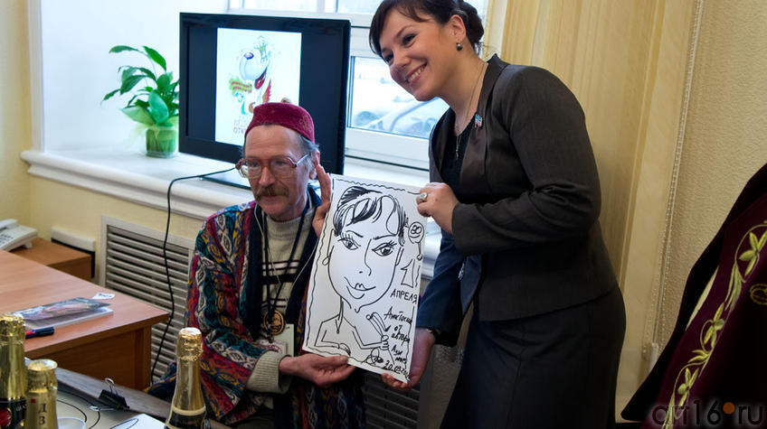 Фото №96797. Ильдус Азимов с шаржем и моделью