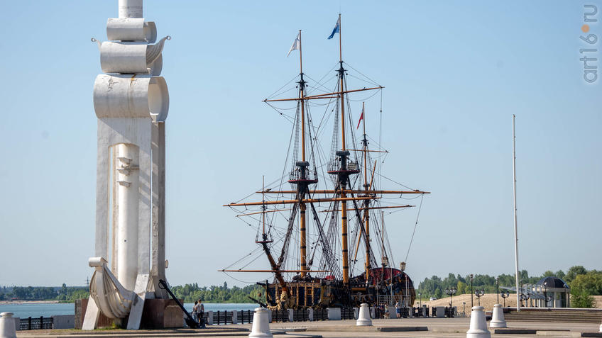 Фото №970233. Корабль-музей «Гото Предестинация» и ростральная колонна