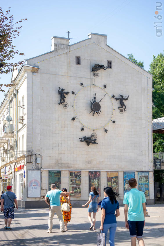 Фото №970363. Остановившиеся часы со скоморохами на торце дома №52