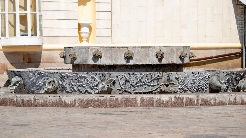 Фото №970448. Фонтан перед зданием Театра кукол «Шут»