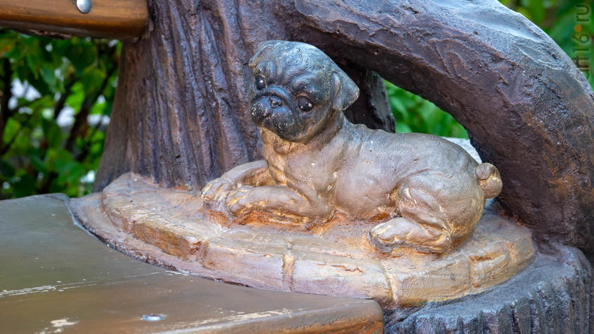 Фото №970493. Скамейка с мопсом (скульптура). Воронеж, пр. Революции