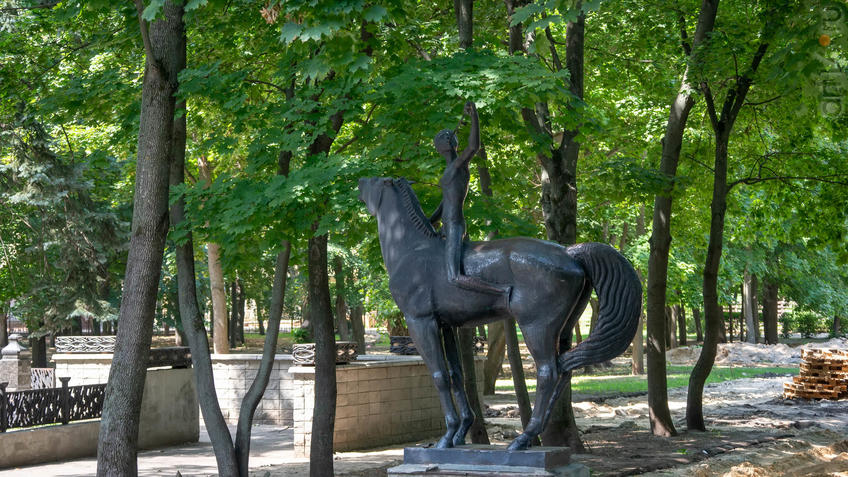 Фото №970748. Скульптура "Мальчик-орленок"