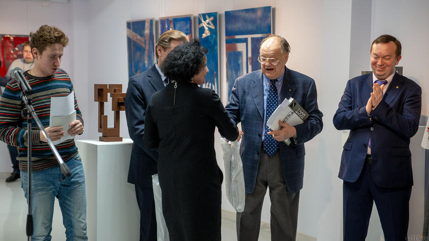 Фото №970933. Р.М.Нургалеева и Джан Гуидо Бреддо. Рукопожатие