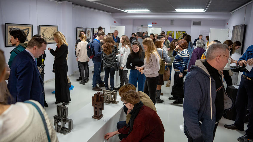 Фото №970938. На выставке Массимо Гьотти  «Гуманность металла»