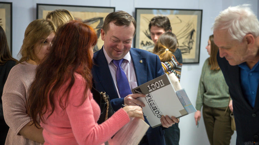 Фото №970943. На выставке Массимо Гьотти  «Гуманность металла»