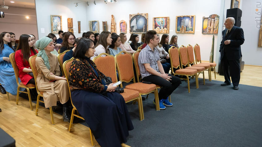 Фото №975480.  Беседа Р.Файзуллина со студентами. Круглый стол