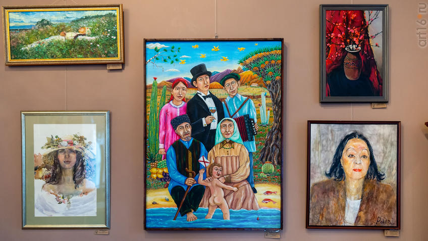 Фото №975947. Фрагмент экспозиции. В центре: Семейный отдых на Канарах. 1998. Шаймарданов А.