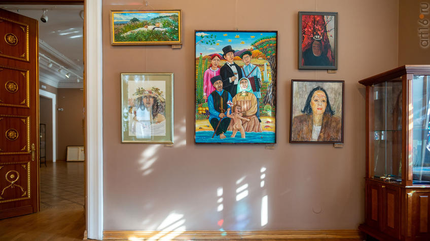 Фото №976002. Фрагмент экспозициивыставки СХ РТ «50 женских ликов»