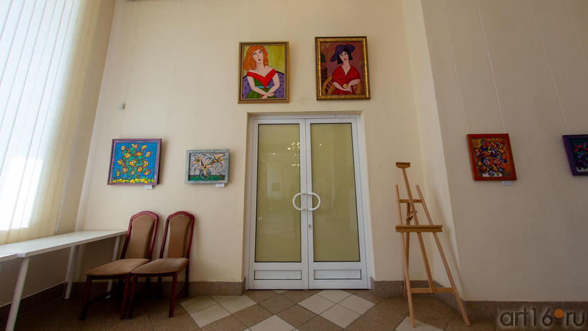 Фото №976227. Фрагмент экспозиции (цветы (А.Шах), портреты (Г.Шакировой)